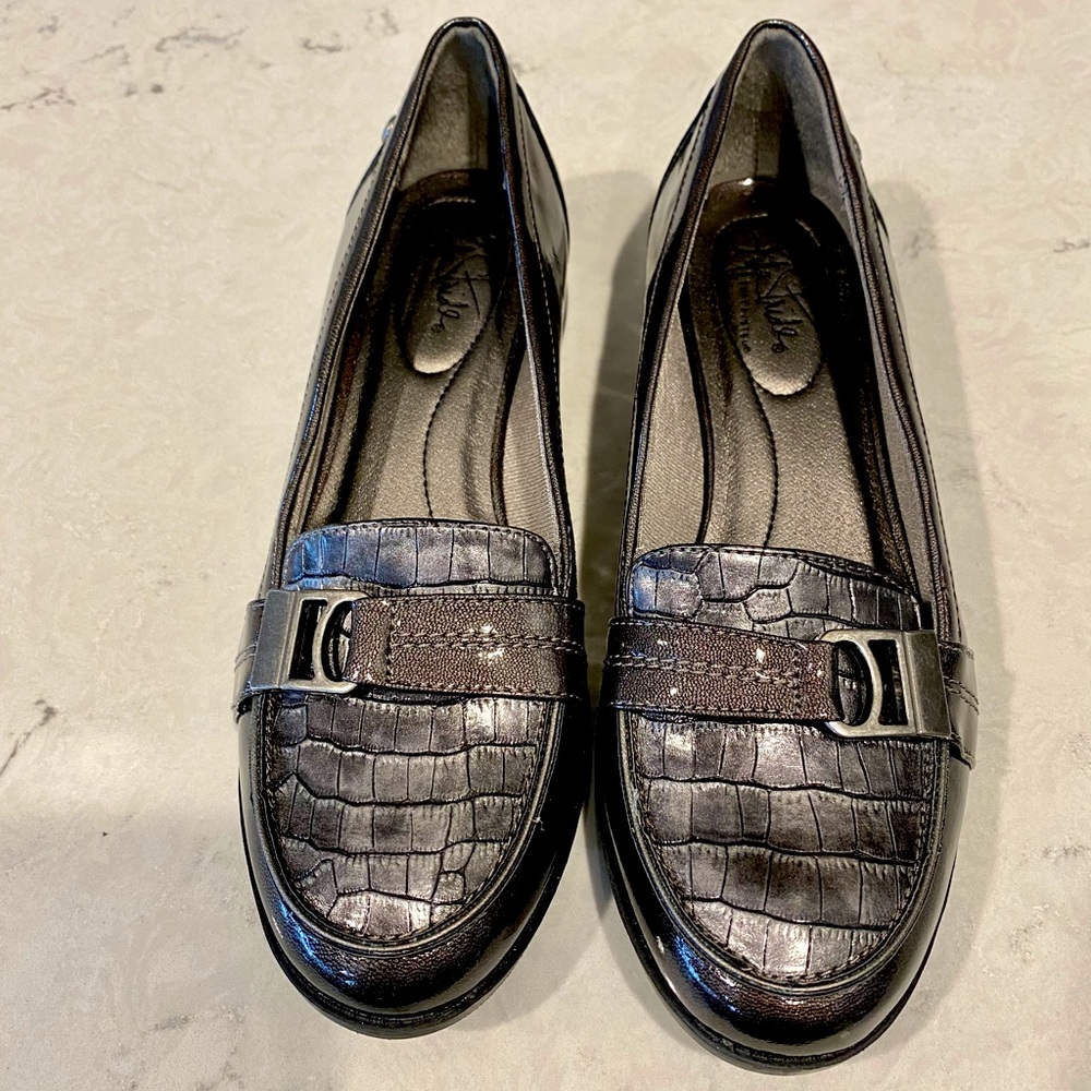 Lifestride Kiss Women’s Grey Crocodile Patent Leather Loafer SoftSystem(R). 8M